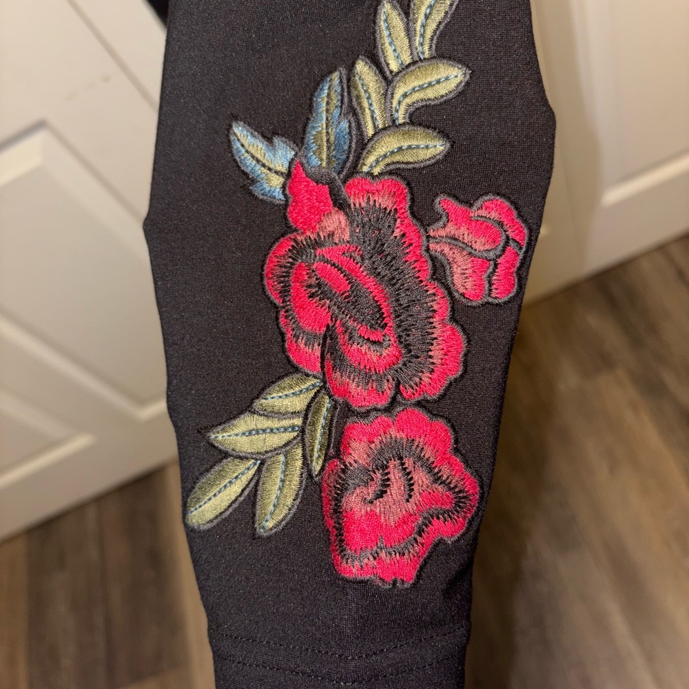Romeo + Juliet Couture floral embroidered leggings. NWT!! Size S.